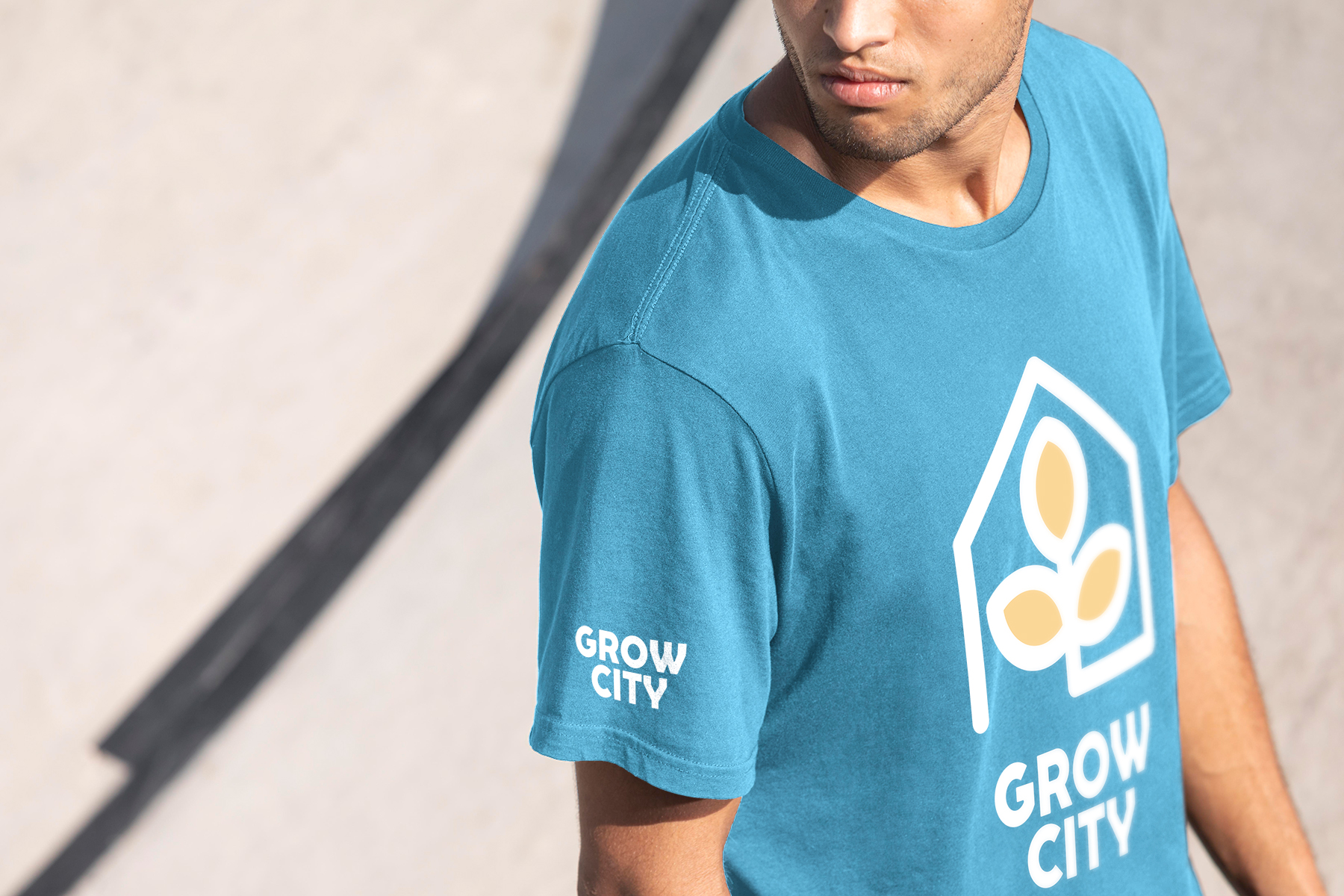 Търговска марка Grow City върху фланелка.